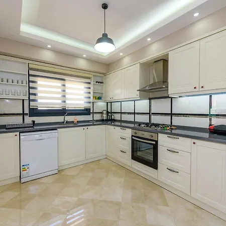 Charming With A Private Pool In فتحية